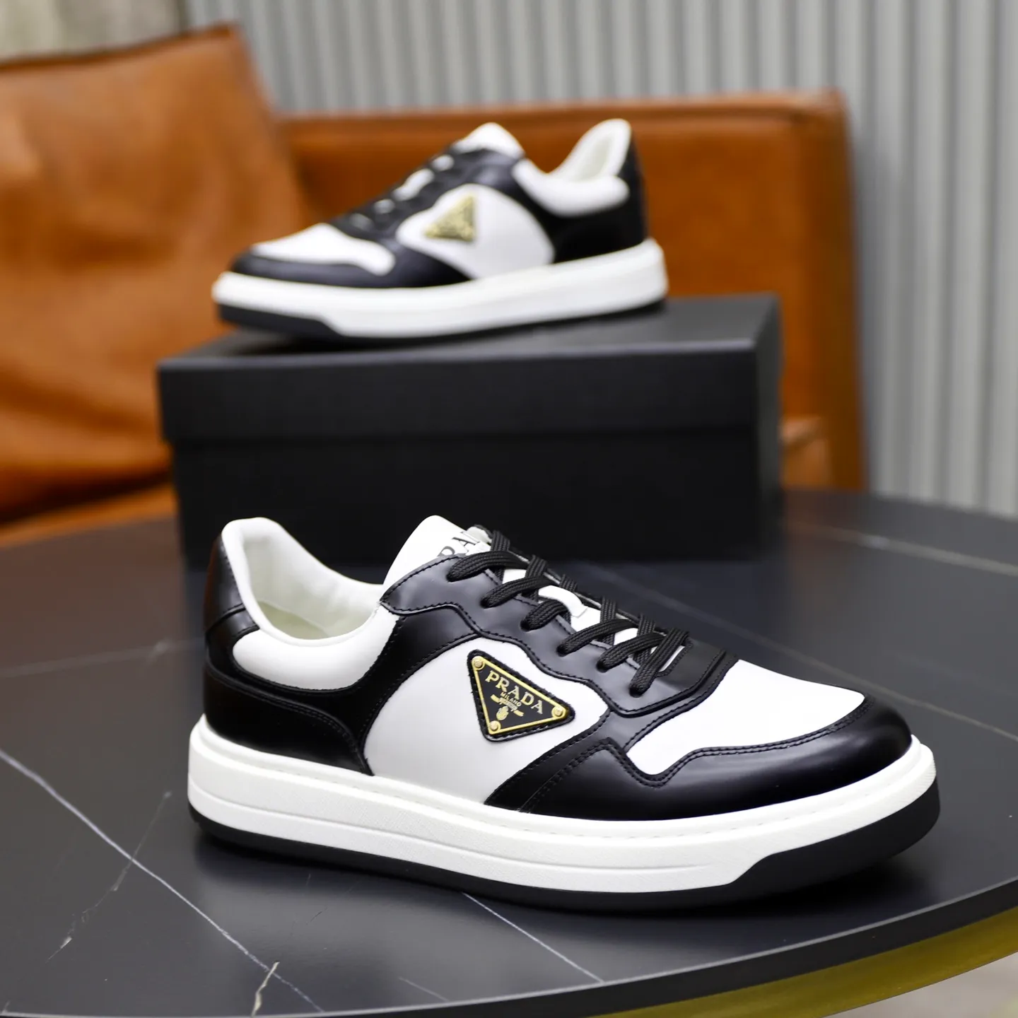 Factory price: 760💰Top original order Brand: PRADA (Prada) Standard code: Men's size 38/44 (45 can be customized) Grade: Same as the official website Material: Original cowhide stitching imported cowhide lining Original combination two-color wear-resistant soft outsole Style category: Leisure and sports version Young fashion European and American trend British style Color: Real picture color